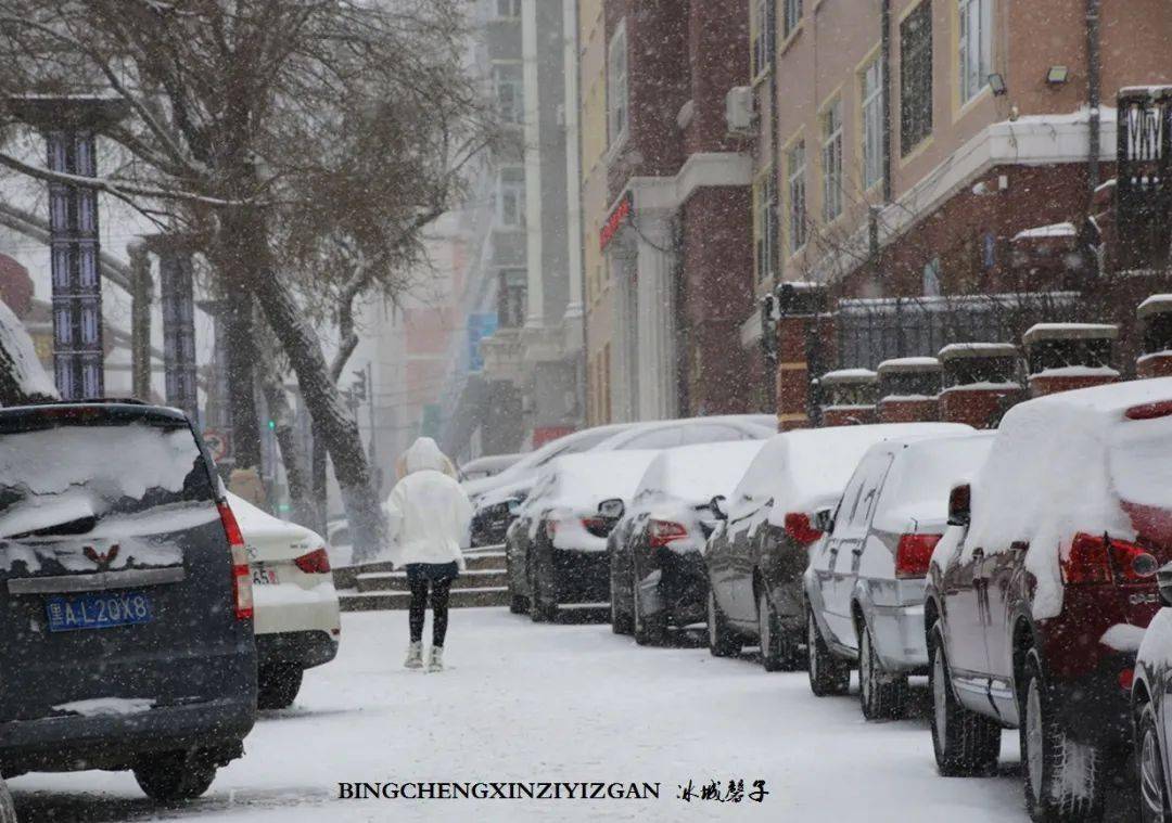 八一好吃街下雪图片