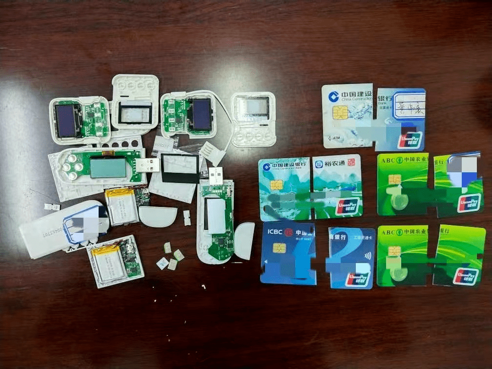 卡及银行卡，并且在他的银行账户上频繁出现异常且金额较大的资金流转。一名在校学生，怎么会有如此频繁的资