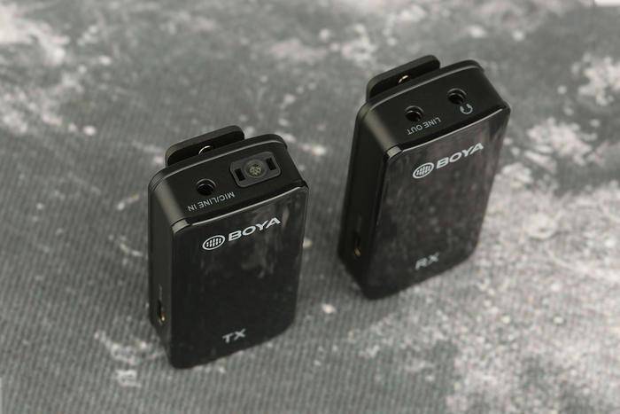 控制按键,充电接口则位于左侧,接收端顶部是监听器接口和音频输出接口