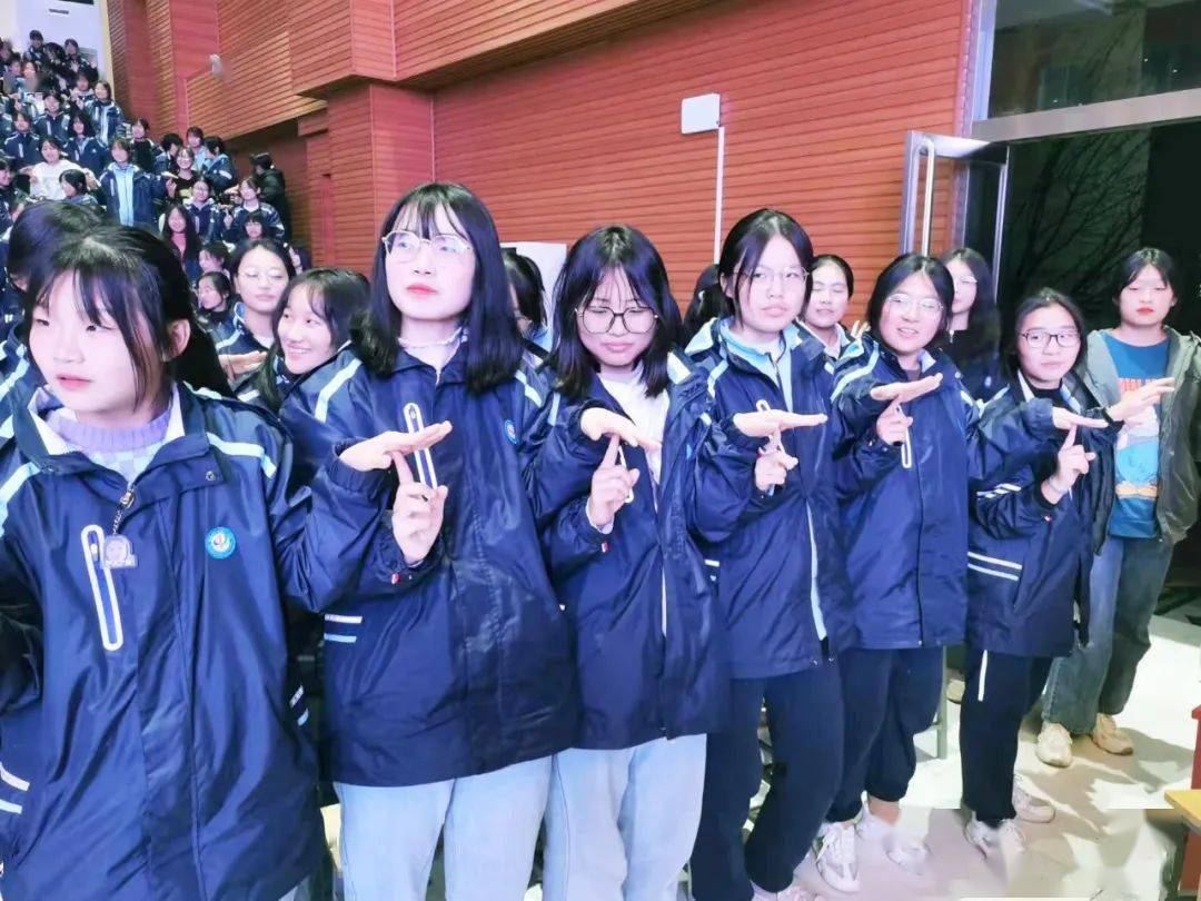 平邑一中城东校区举行高一年级女生心理健康讲座