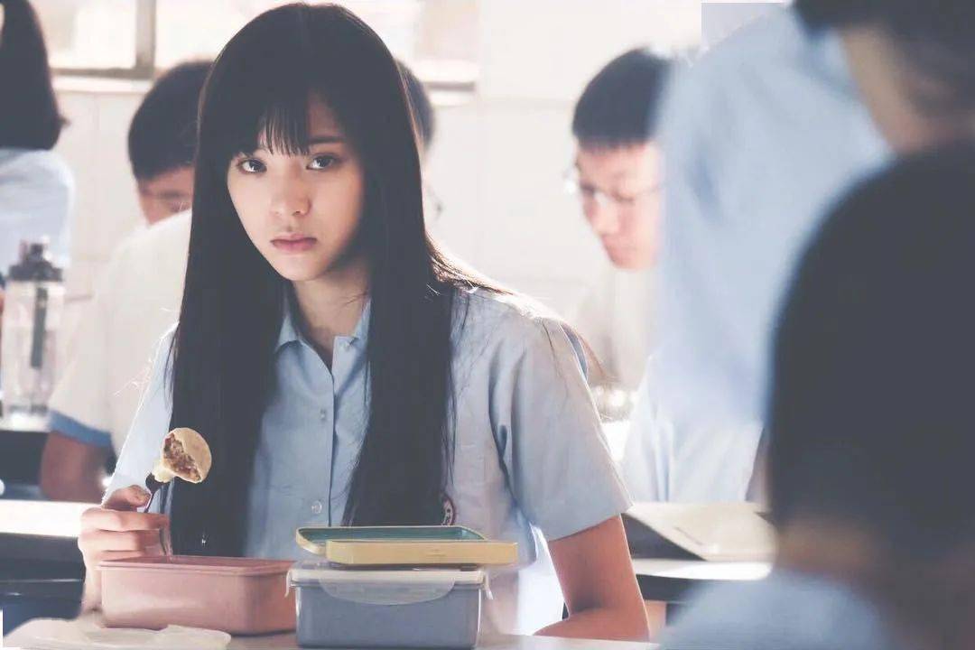 亮片欧阳娜娜的脸，像是开了学姐妆特效