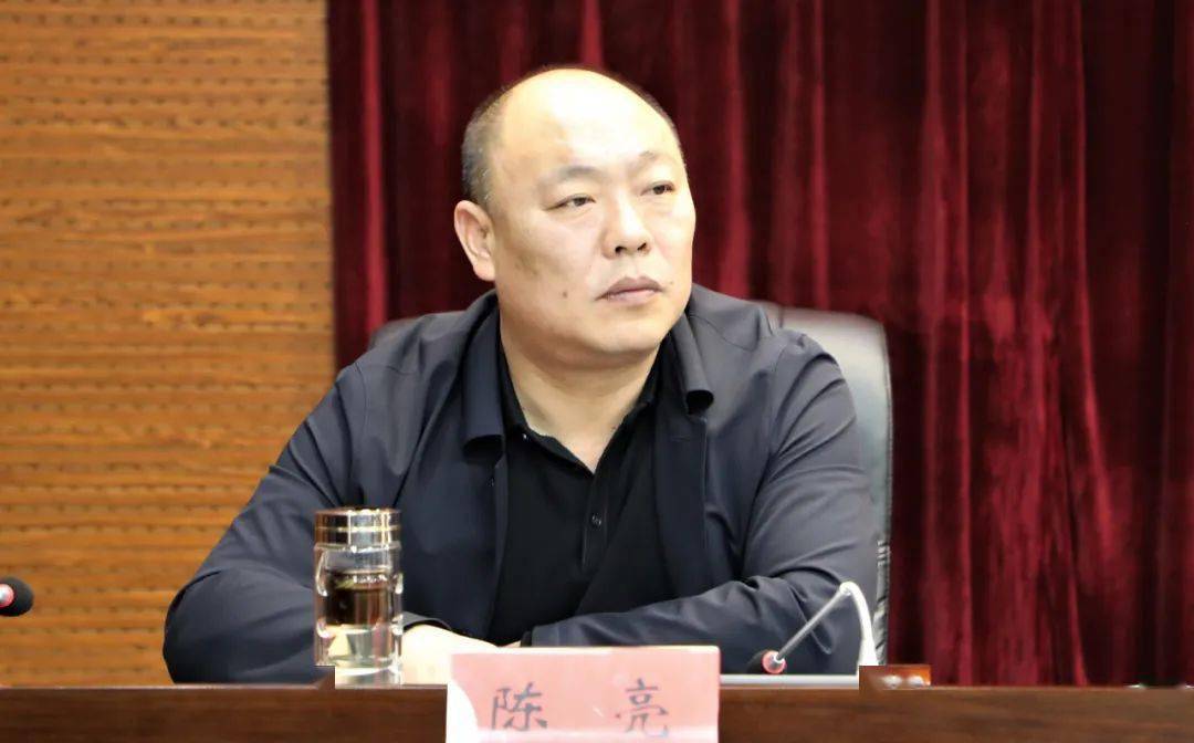 区委常委,组织部长陈亮传达了中央和省,市委人才工作会议精神,对市委