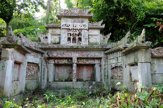 精美的古墓有20余座,尤以长罗组邓家坪坪方家院子右侧的杨东禄墓为最