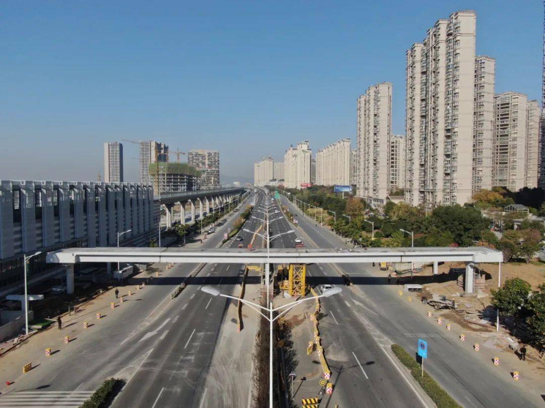 宁句城际黄梅站天桥成功合拢