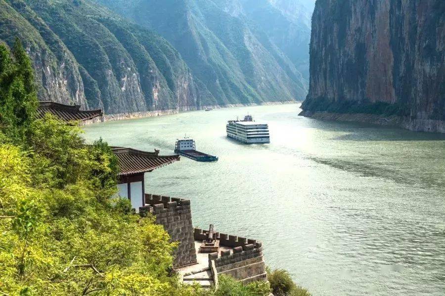 瞿塘峡瞿塘峡位于长江三峡之西首,又称夔峡,西起白帝城,东至黛溪,全长