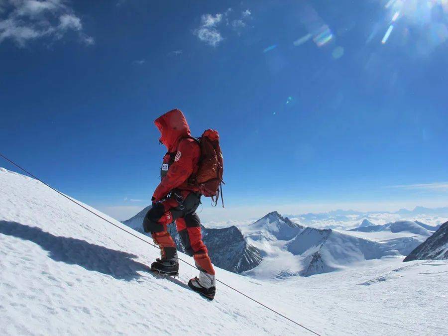 中国登山队员身穿波司登登峰系列攀登珠峰波司登官方数据显示,登峰