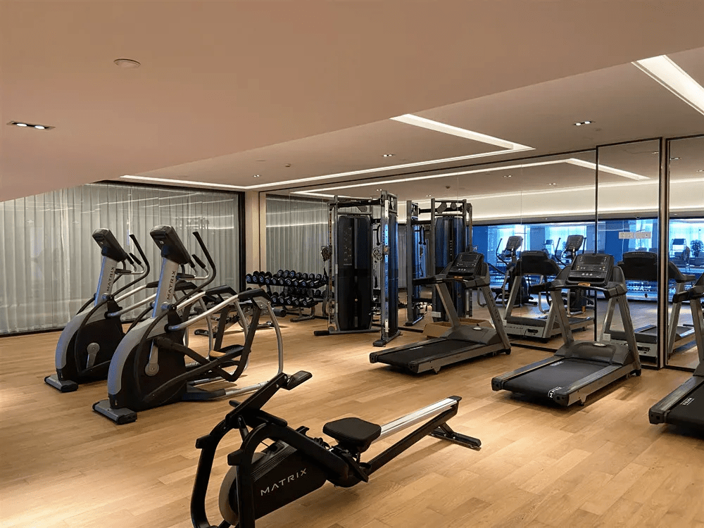 酒店健身房健身器材齐全, 无论是有氧运动还是无氧运动都能兼顾,让你