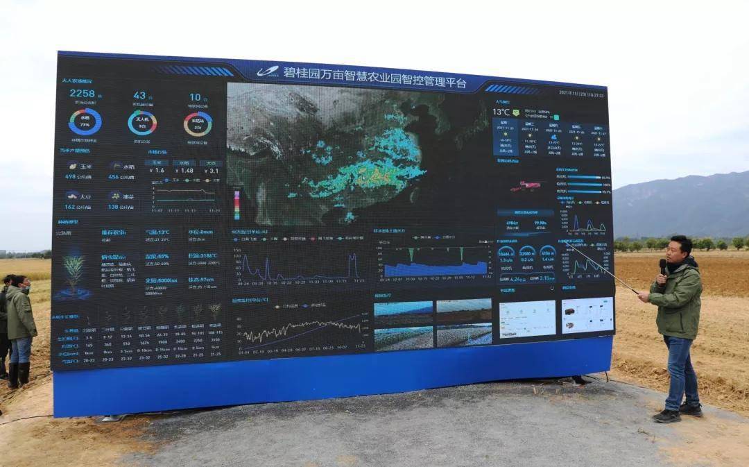 酷！世界首台超300马力大型无人谷物联合收获机，佛山造