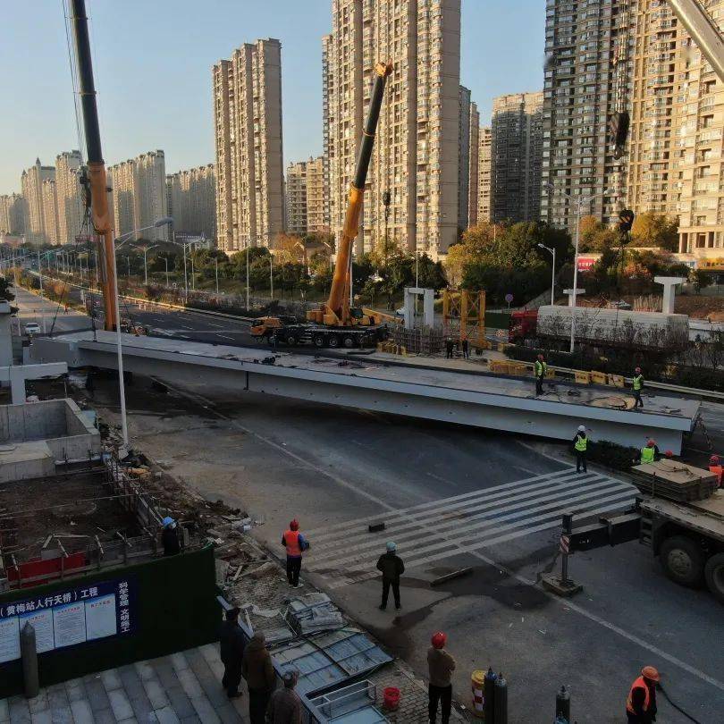 宁句城际黄梅站天桥成功合拢