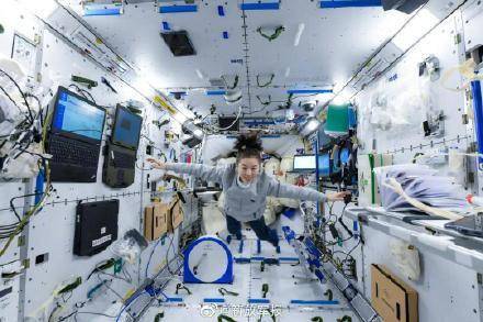 王亚平太空照片集大放送