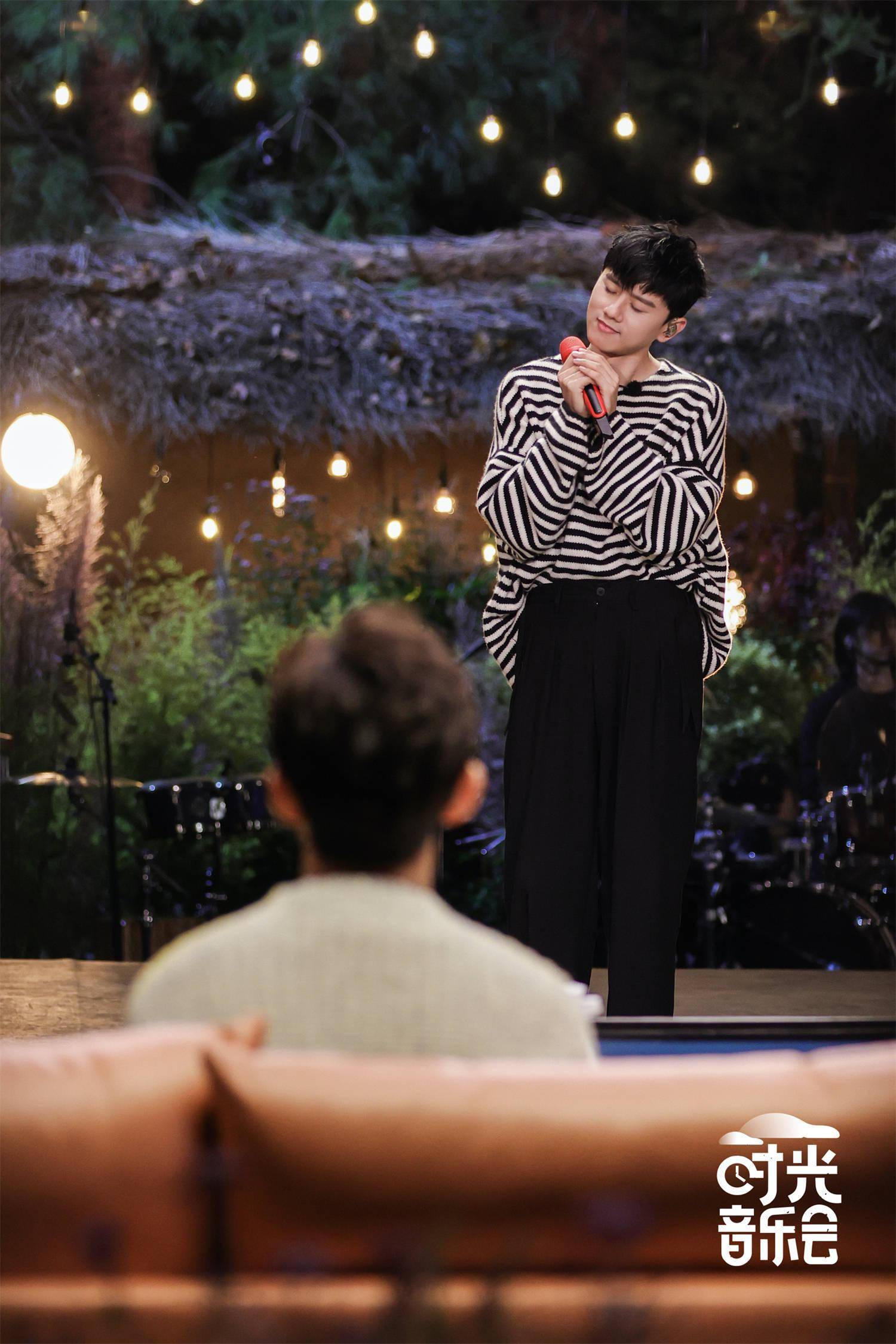 图片|《时光音乐会》众歌手演绎张杰金曲，神秘嘉宾现身引欢呼