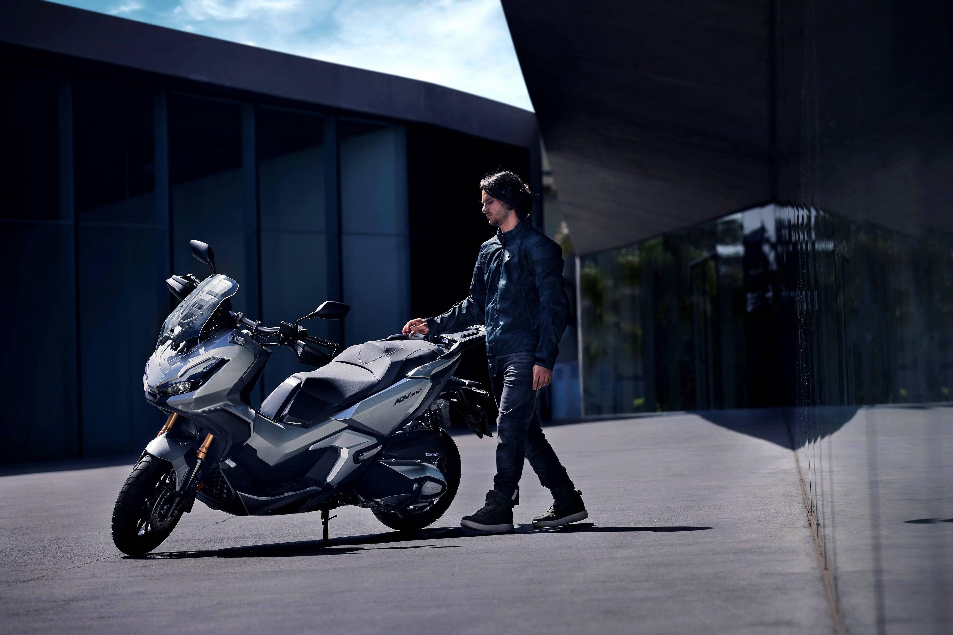 honda 全新跨界踏板 adv350 户外特写