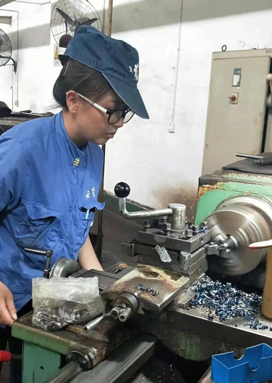 一个站在生产线上最前沿的女工,瞿美花做为一名普车工,她不仅熟练掌握