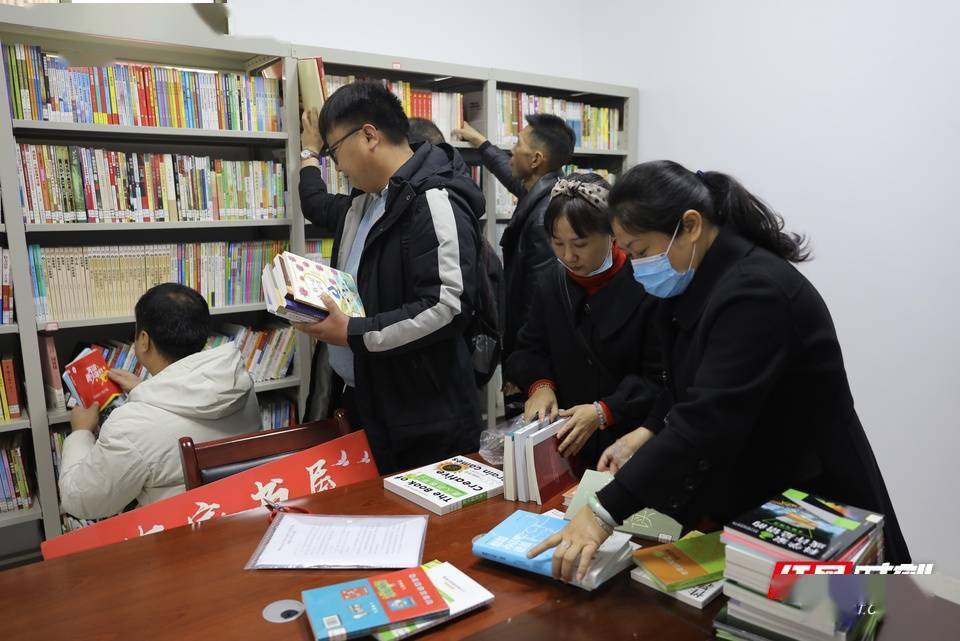 11月23日,衡阳市"农家书屋"图书配送启动仪式在雁峰区岳屏镇前进村
