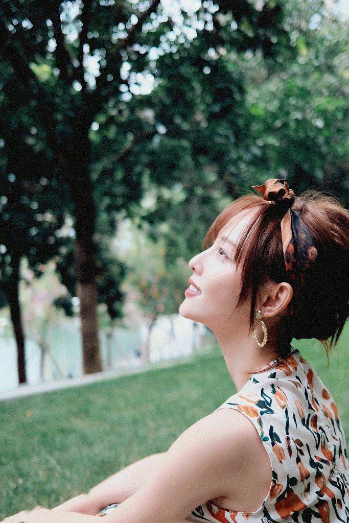 寒冬 张嘉倪海岛随拍为冬日增添暖意 精致裙子配甜美微笑尽显女神气质
