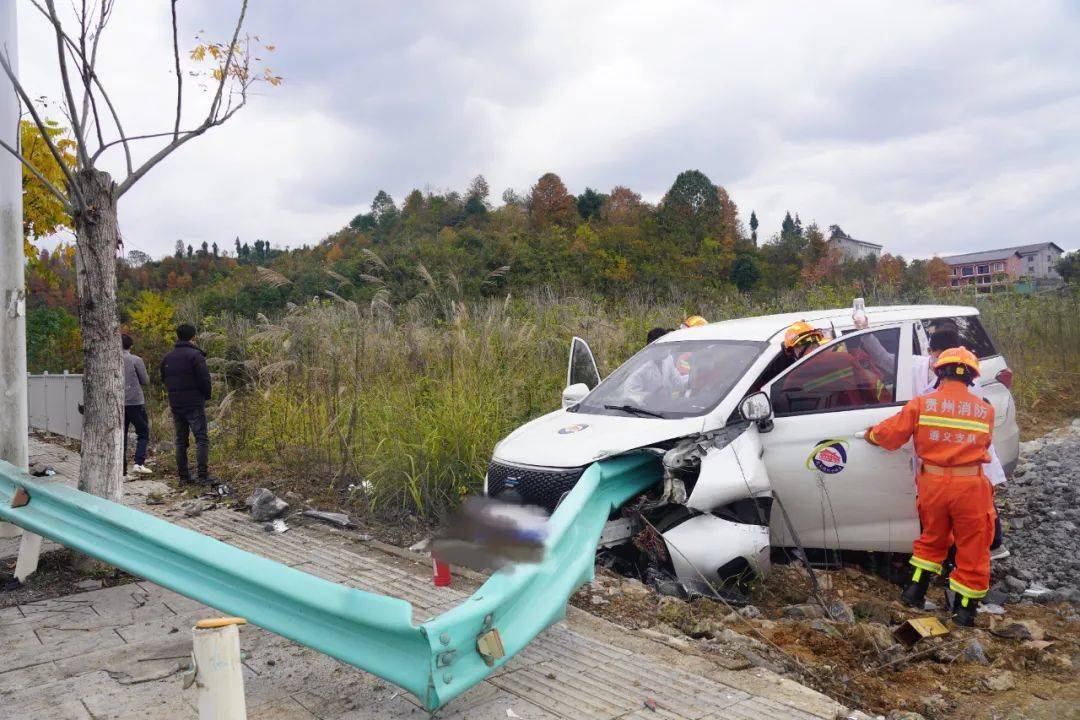 11月23日14时30分,位于遵义市虾新快线发生一起交通事故,车内一人被困