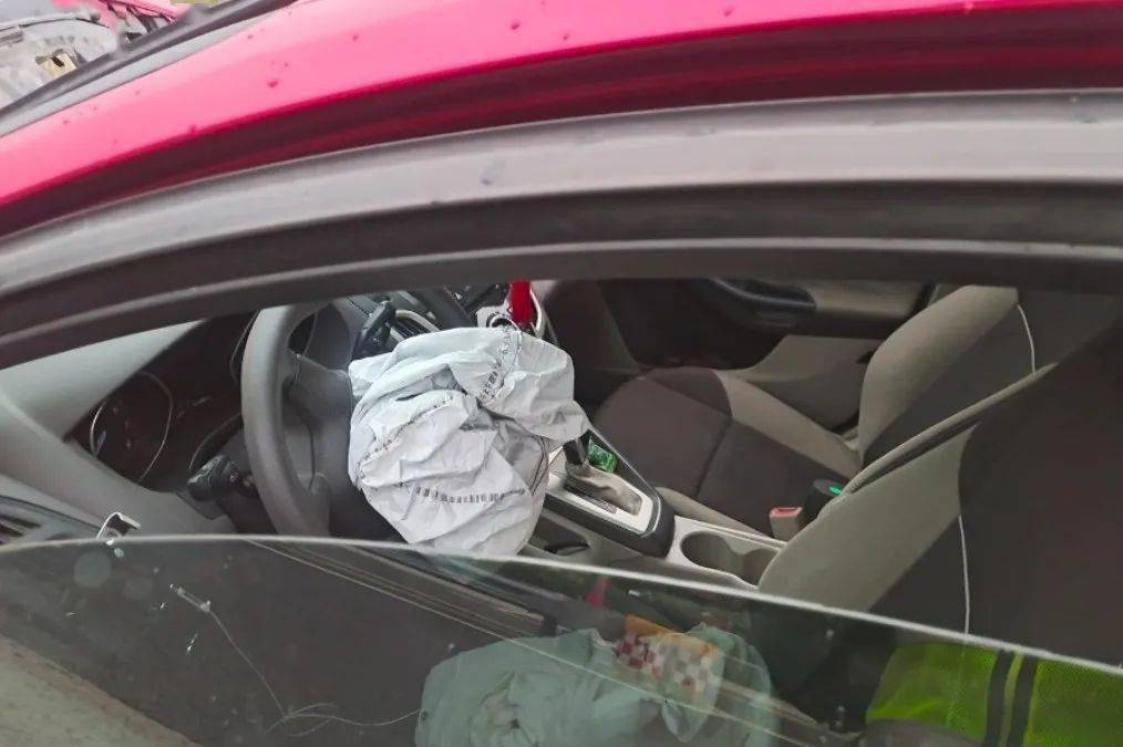 危险!女司机一个举动,车子一头撞上中央护栏