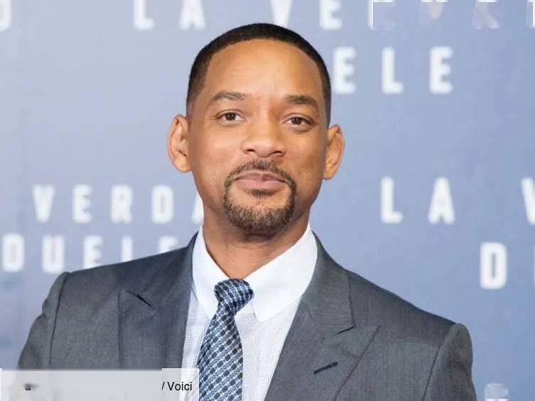 仆人伺候宾客停车,他还看到起身离开的史蒂文斯皮尔伯格(steven allan