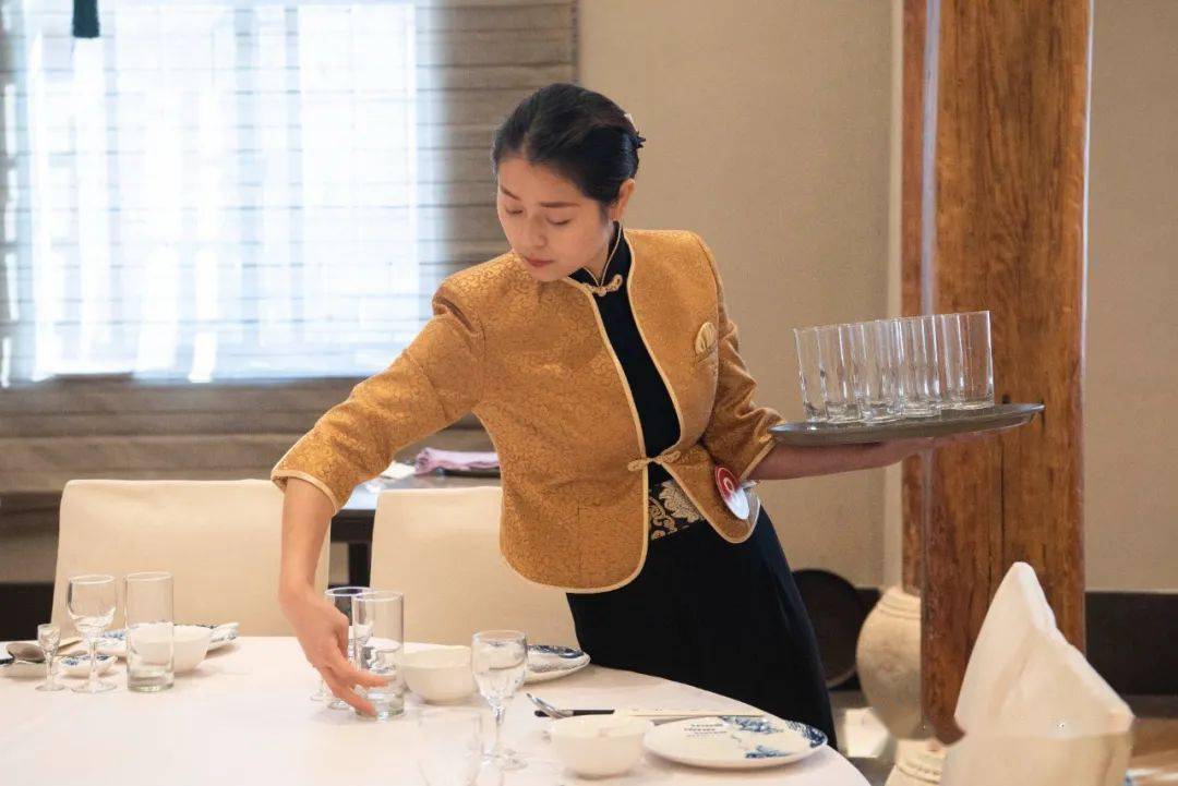 中式餐厅摆台07好想上去躺一躺啊~变成一床床温暖的被窝在选手们的