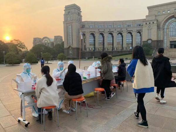 闭环中的复旦江湾校区，互助文档刷屏！一句句“我能提供的物品”，传递互助温暖