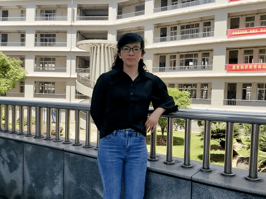 陈秀飞,中共党员,一级教师,现任天台县赤城中学教务主任,县教学能手