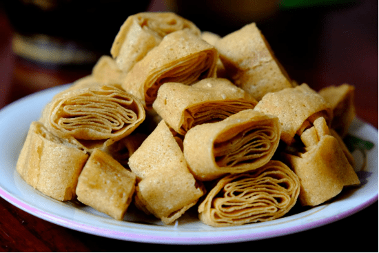 北京记忆中的"零嘴儿":江米条,糖耳朵和炸饹馇盒