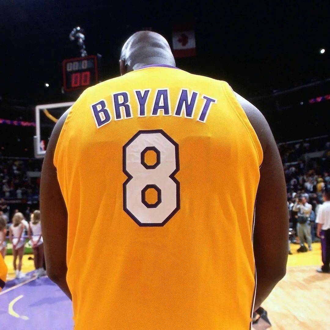 2002年科比与米勒打架遭禁赛后沙克大宝贝穿着科比的球衣热身