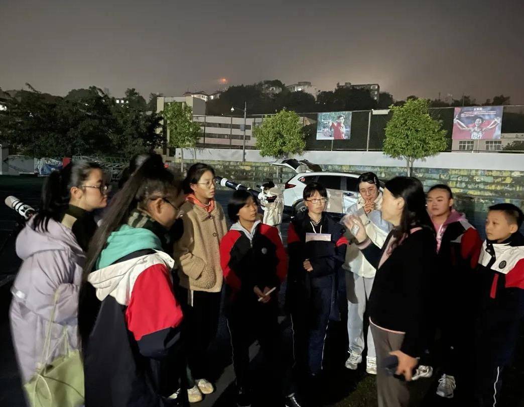 西南大学附中开展天文观测活动 带领学生追星星