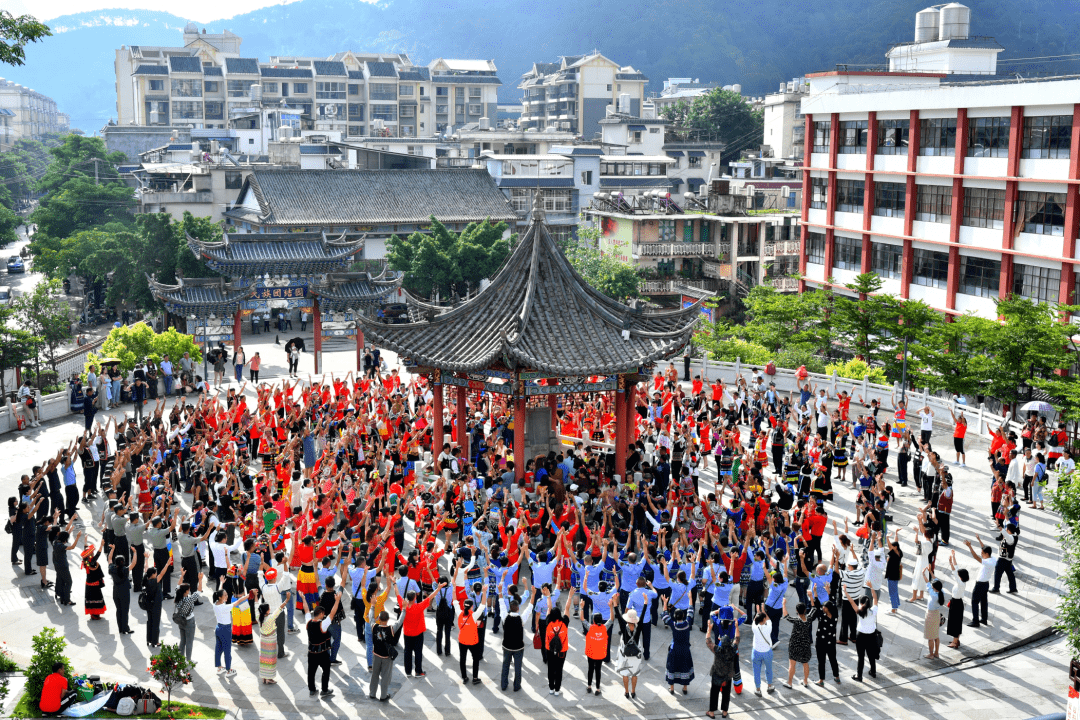 2公里的宁洱县城是古普洱府所在地,是"茶源道始 盟誓之城",深厚的历史