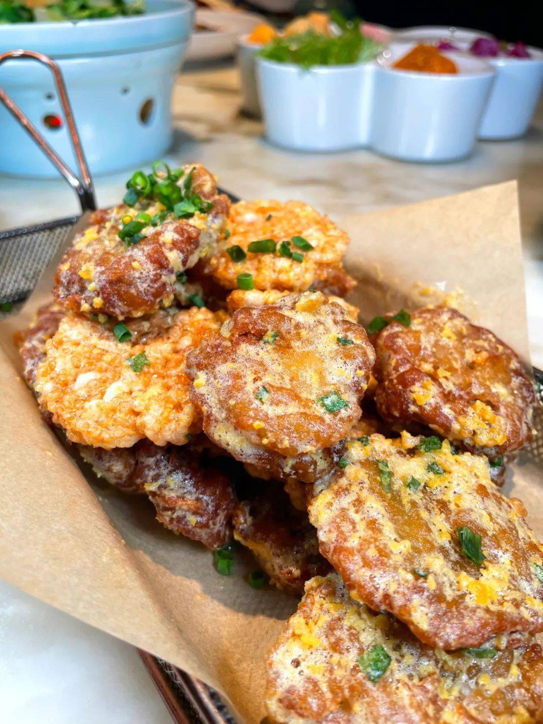 咸蛋黄焗藕夹精选肥美鸡仔,经过大火爆炒,酱香浓郁,麻麻的带一点辣感.