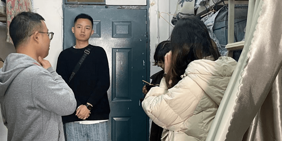 2020级美术学系班导师罗葳走访了学生宿舍.