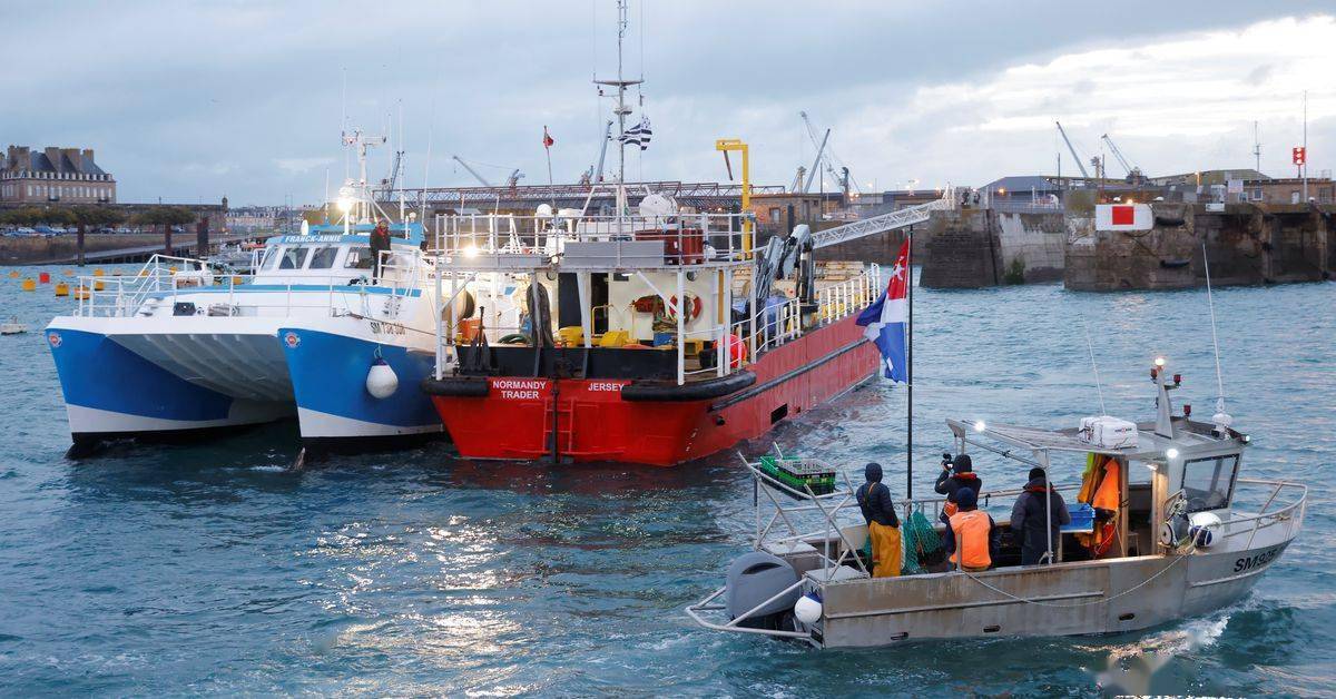 图自法新社据路透社报道,英国首相发言人表示,对英国对法国渔业协会的