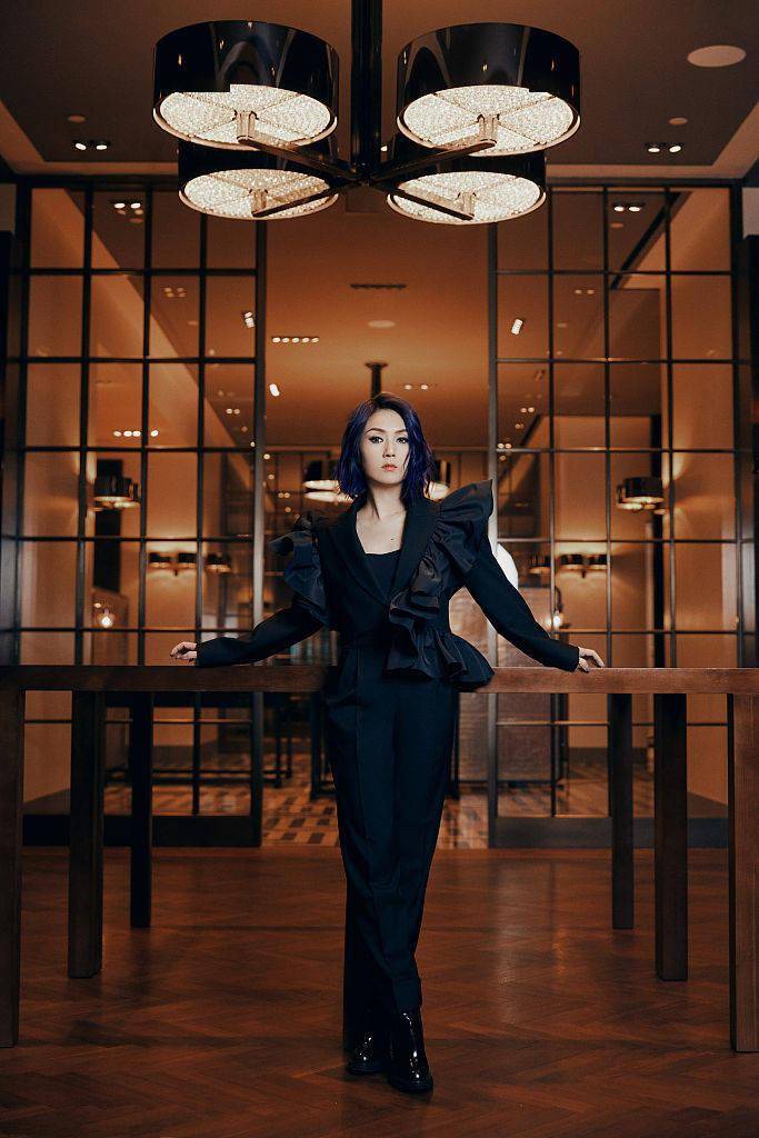 杨千嬅黑色丝绒礼服酷飒满分 倚墙凝望气场十足_活动_卡地亚_造型