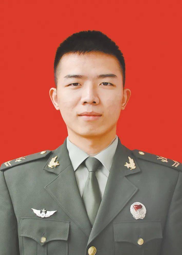 2013年9月入伍,2017年12月入党,东部战区陆军某旅班长,上士军衔