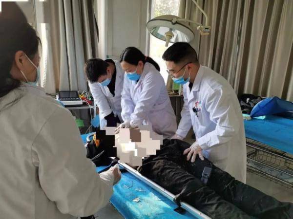 外卖小哥救人牺牲被救者呢 d7cf359112de45758b1b1fe49826b00b.jpeg