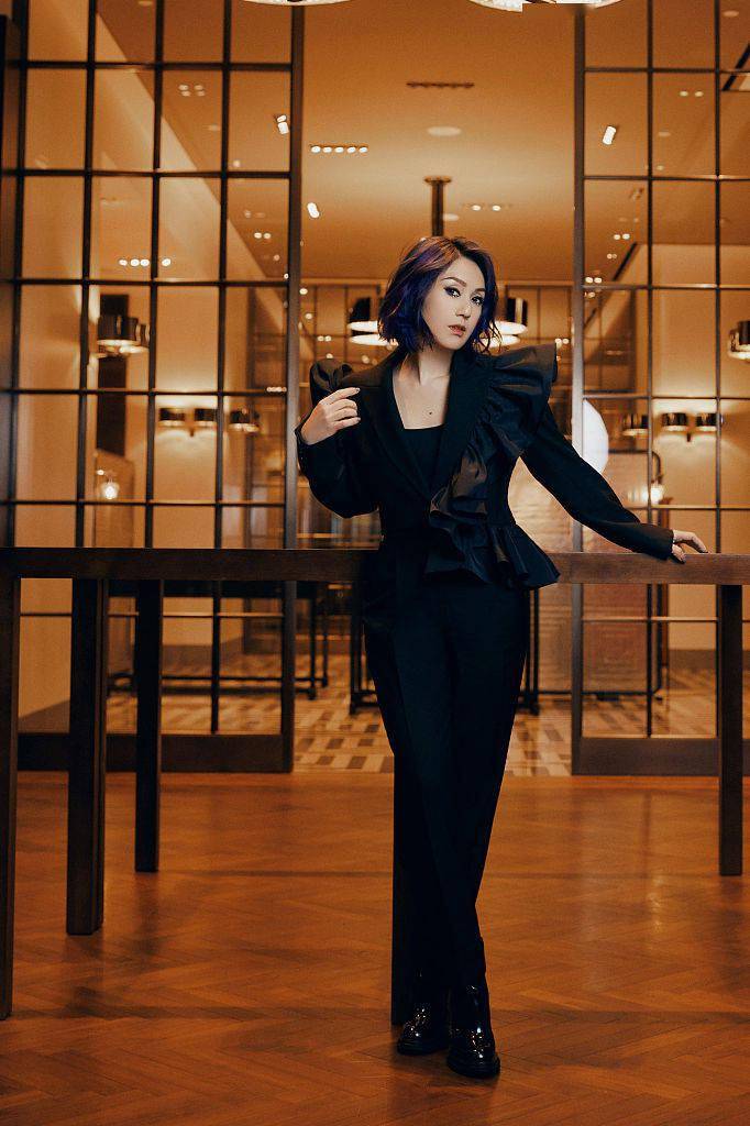 杨千嬅黑色丝绒礼服酷飒满分 倚墙凝望气场十足_活动_卡地亚_造型