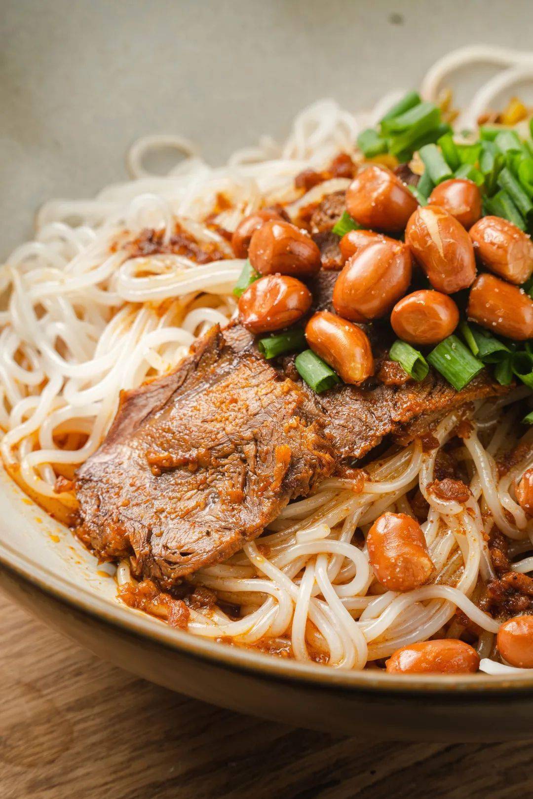 15元嗦粉!『雪花牛腱捞粉』,香辣有嚼劲!还在粉里捞肉吃!