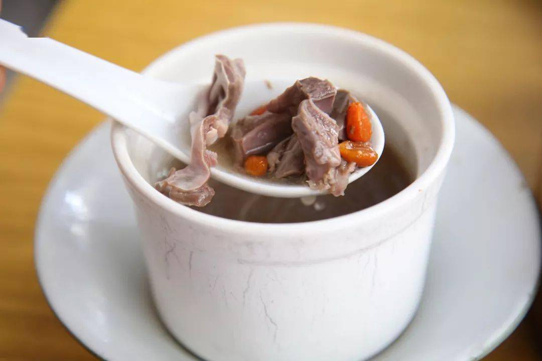 选择困难症来这里再适合不过,因为店里只卖小笼包和猪心汤,皮薄肉足的