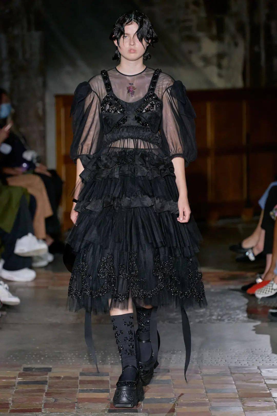 唯美 Simone Rocha｜怪诞少女的着装浪漫，流露出率性不羁却又浪漫唯美的气息，将浪漫朋克主义进行到底！