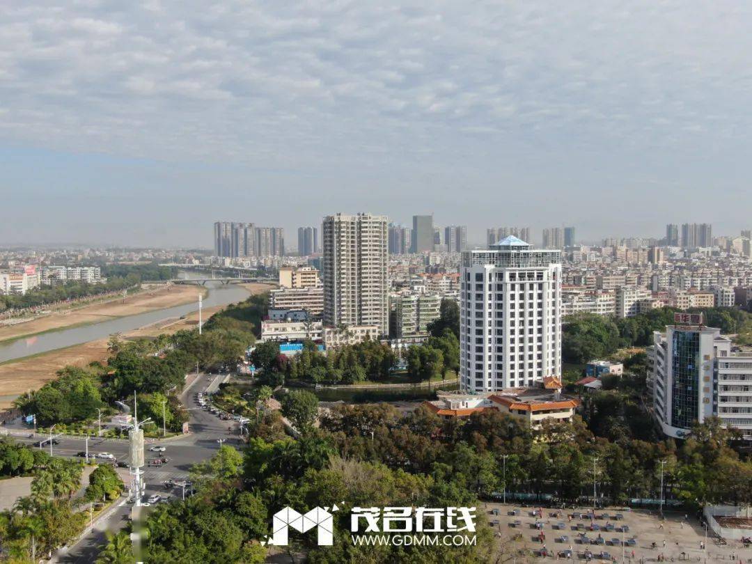 茂名国贸大厦外围排栅全部拆除,已是旧貌换新颜!
