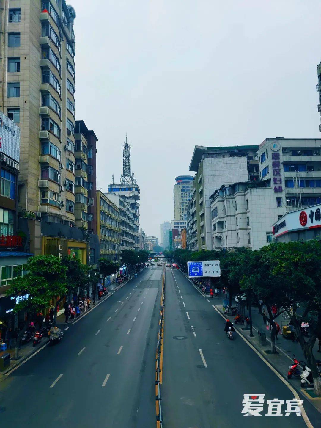 蜀南大道中段依旧没能寻到你的身影从晨光四起到灯火阑珊走过一桥又