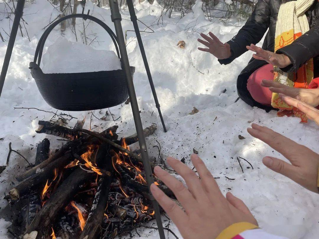 寻找野生动物的痕迹…在雪地中找柴火,生篝火,做野炊,体验雪地森林