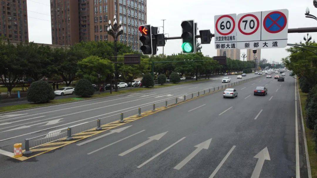 车辆时速60公里左右能实现一路绿灯的效果;早高峰绿波带时间为早上7点
