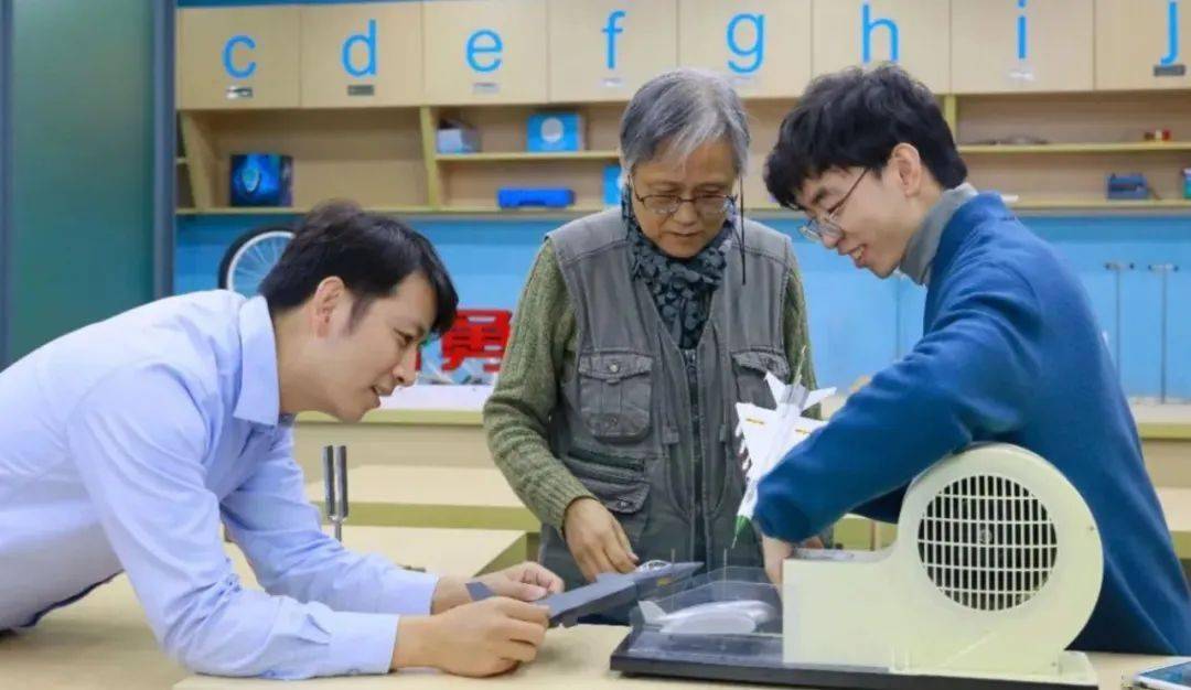 72岁硬核姥姥退休后走红，吸粉百万，真实身份曝光：她可不简单！