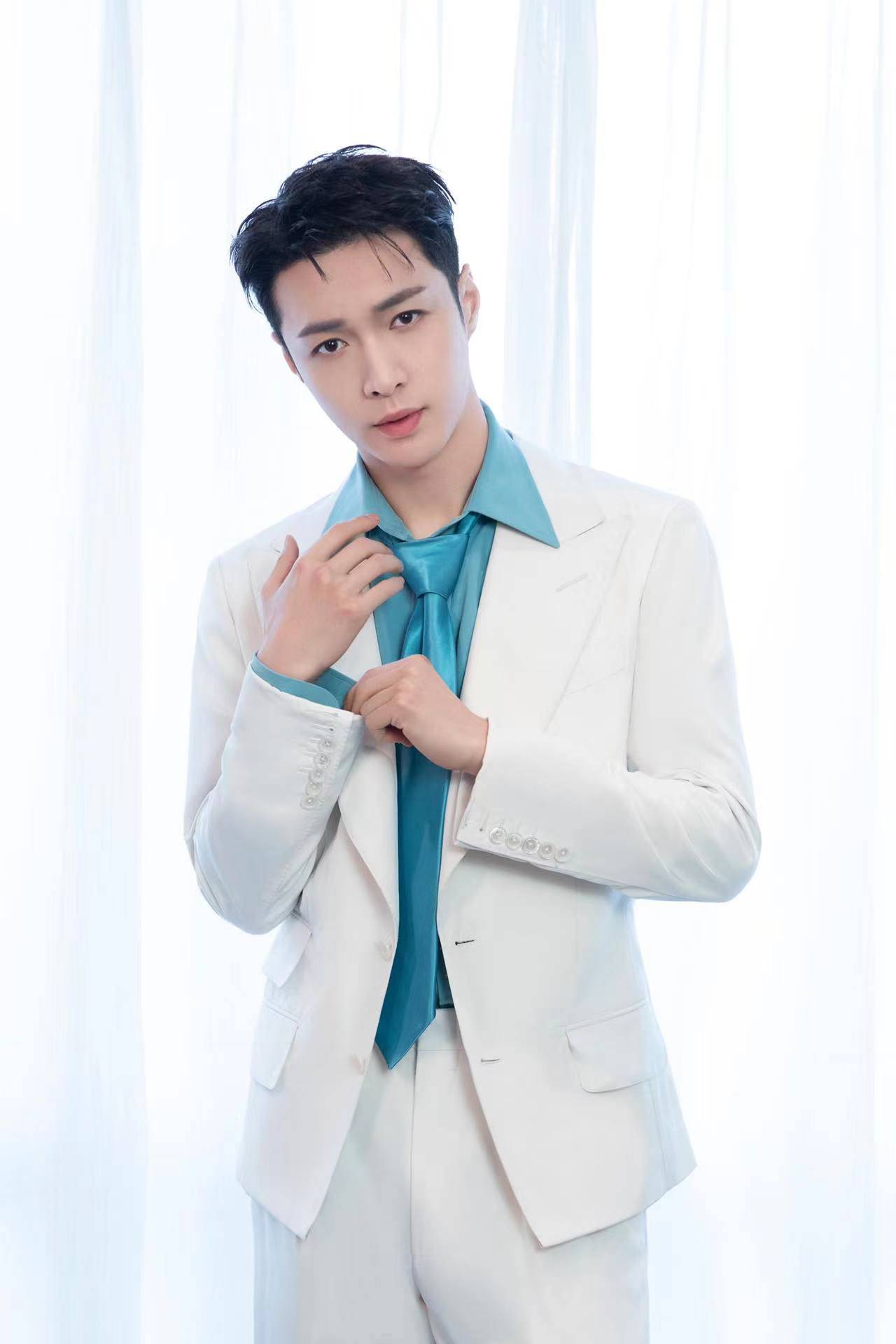 张艺兴献唱《我们是第一书记》主题曲 歌颂新时代"不屈的信仰"