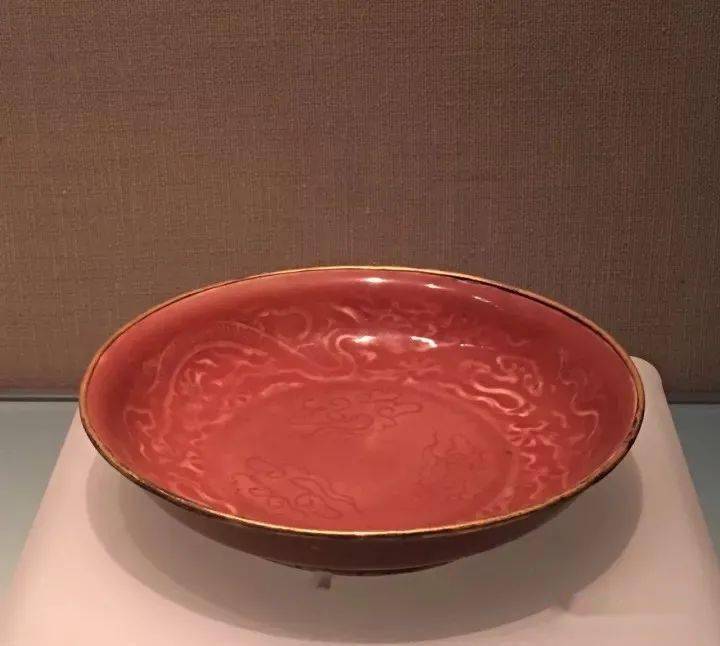 首都博物馆陈列着一只元代红盘子,红色显得有点干.