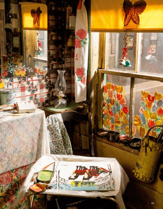 原本冷清的小屋成了色彩缤纷的乐园,阳光,温暖,治愈.