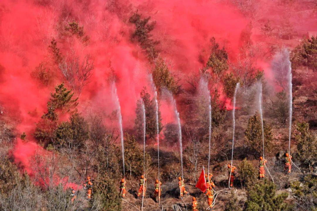 森林消防队伍对起火点进行扑救.(曹博远 摄)