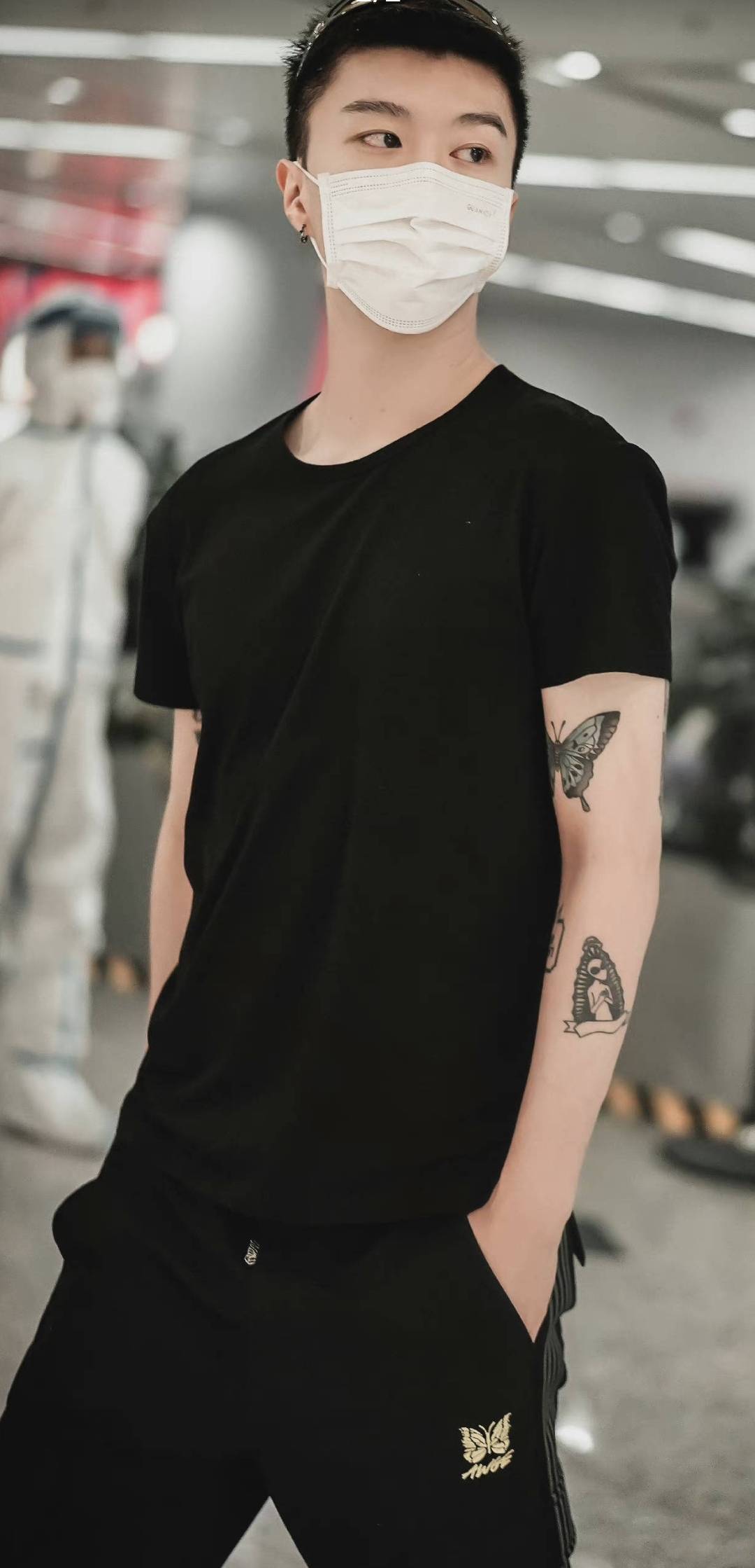 纹身,因为这几个图案实在太显眼,有一个甚至还在范丞丞手背虎口的位置