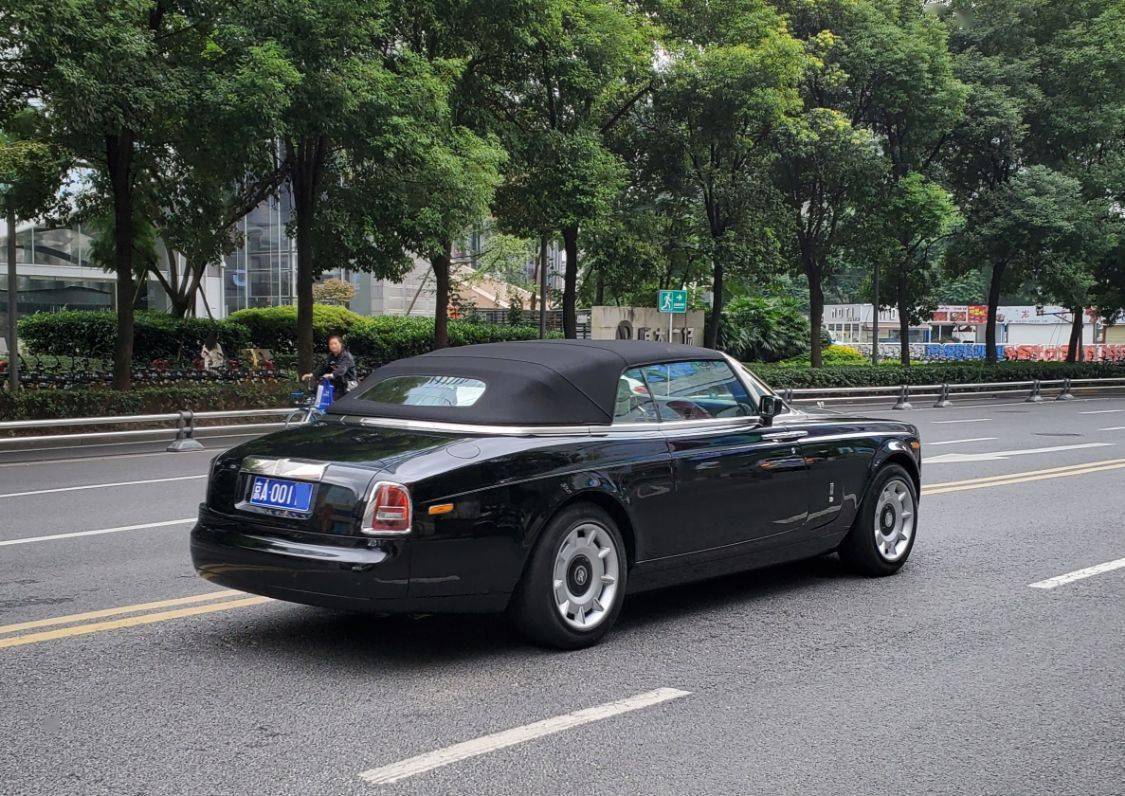 京a10000车主有5辆劳斯莱斯6块黑牌c8最出名